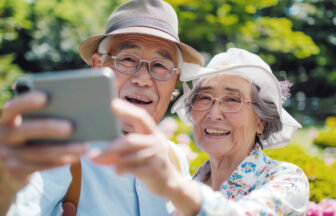 シニア夫婦が公園で笑顔で写真を撮る