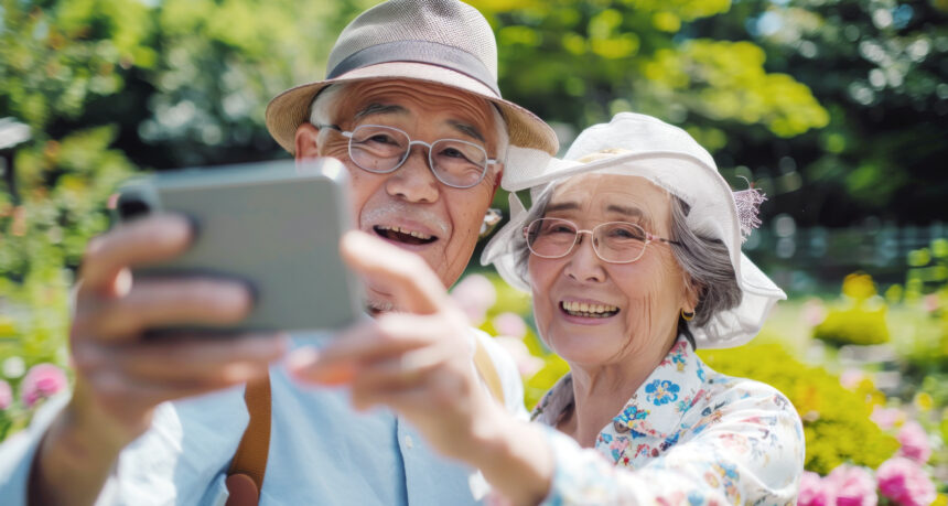 シニア夫婦が公園で笑顔で写真を撮る