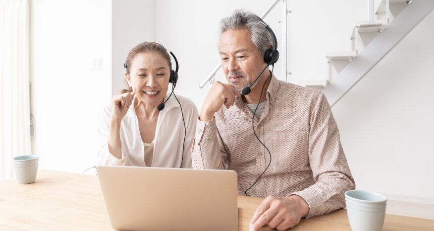オンライン学習を受ける夫婦