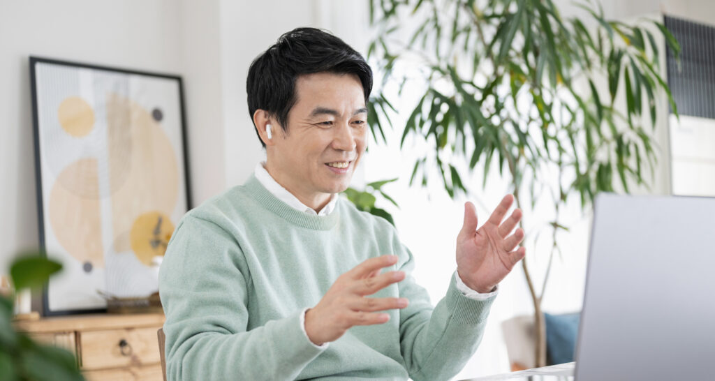 オンライン学習を受ける男性