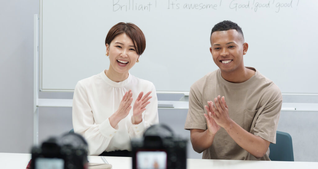 オンライン授業をする英会話の二人の先生