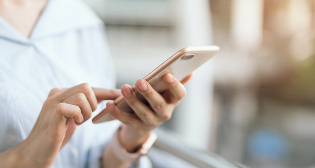 女性が手に持っているスマートフォン