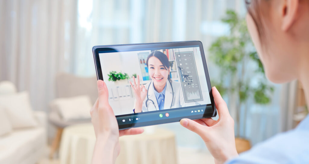 タブレットを持っている女性