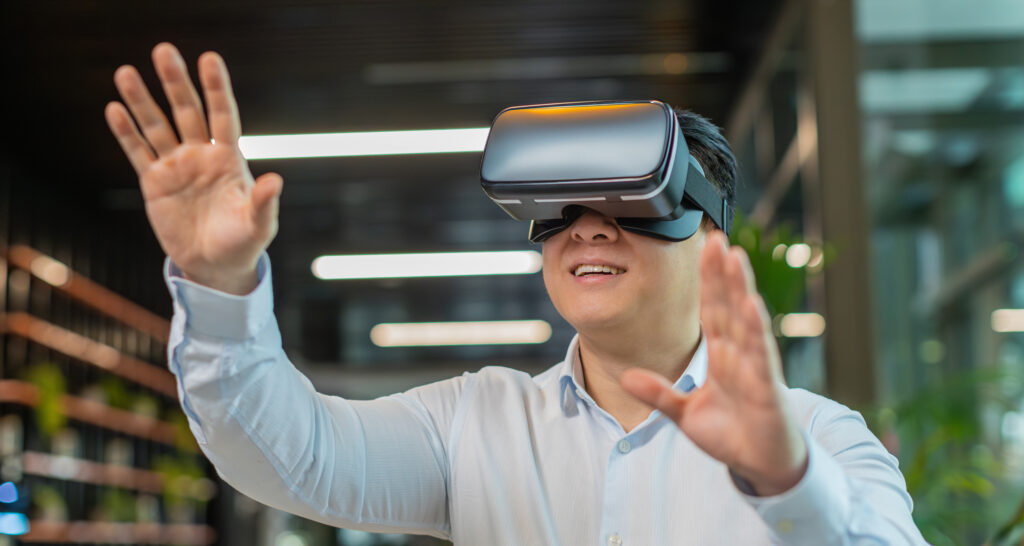 VRを楽しむミドル男性