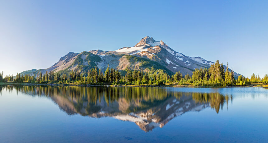 世界の絶景の景色の美しい山々と湖