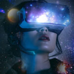 VRで宇宙空間を楽しんでいる女性