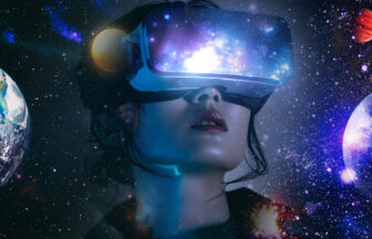 VRで宇宙空間を楽しんでいる女性