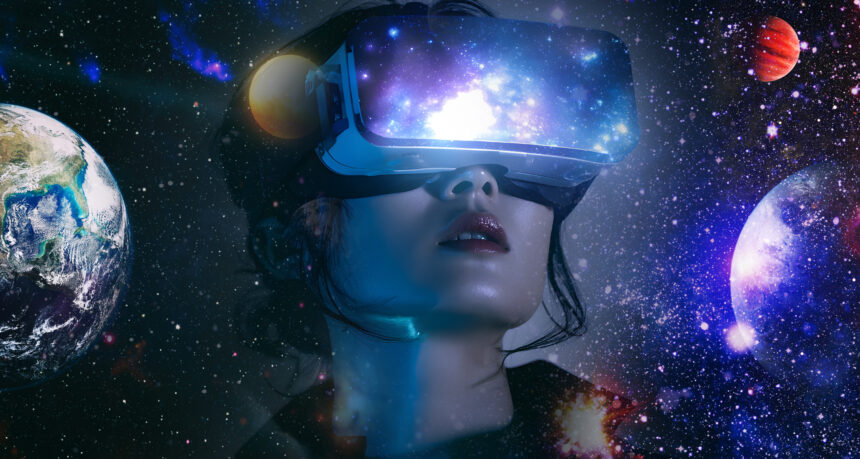 VRで宇宙空間を楽しんでいる女性