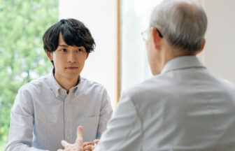会話をする父よ息子