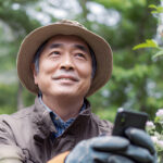 家庭菜園をする男性