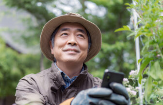 家庭菜園をする男性