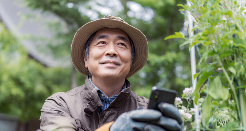家庭菜園をする男性