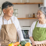 キッチンで料理をするシニア夫婦