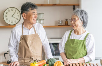 キッチンで料理をするシニア夫婦