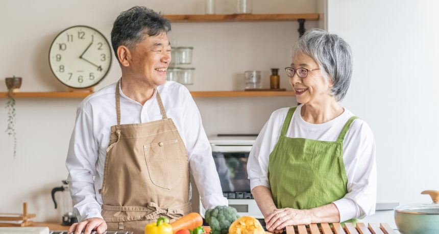 キッチンで料理をするシニア夫婦
