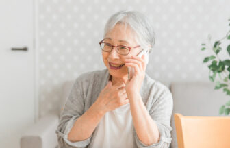 スマートフォンで会話をするシニア女性