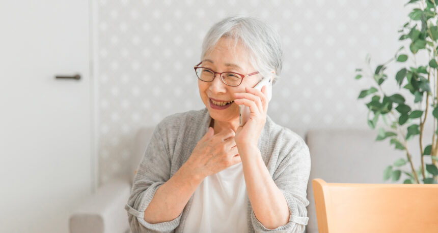 スマートフォンで会話をするシニア女性