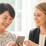 オンラインで英会話中の生徒の日本人女性と先生の白人女性
