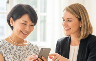 オンラインで英会話中の生徒の日本人女性と先生の白人女性