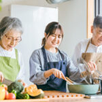 親子で一緒に料理をしている親孝行のイメージ
