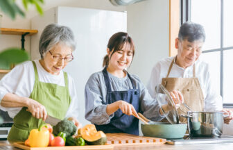 親子で一緒に料理をしている親孝行のイメージ