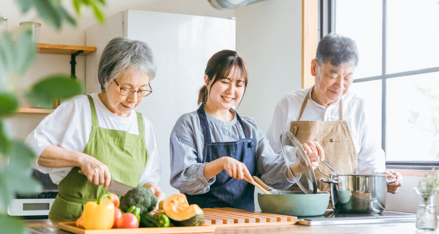 親子で一緒に料理をしている親孝行のイメージ