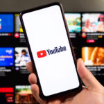 動画の一覧画面の背景にスマートフォンのYouTube画面