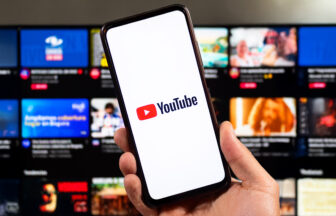 動画の一覧画面の背景にスマートフォンのYouTube画面