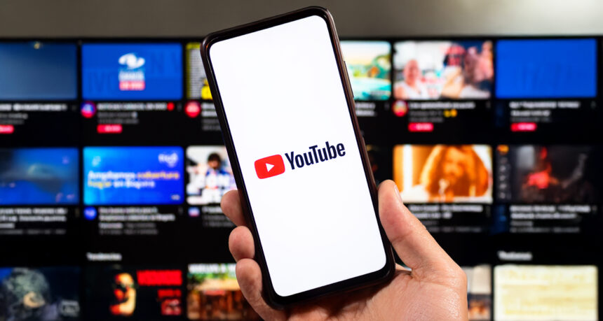 動画の一覧画面の背景にスマートフォンのYouTube画面