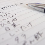 手書きの買い物リストとボールペン