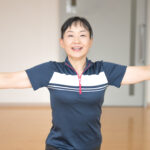 自宅で体幹トレーニングをするシニア女性