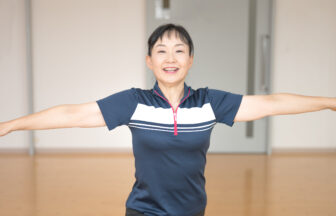 自宅で体幹トレーニングをするシニア女性
