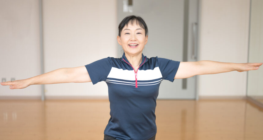 自宅で体幹トレーニングをするシニア女性