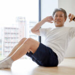 筋力トレーニングをする日本人シニア男性