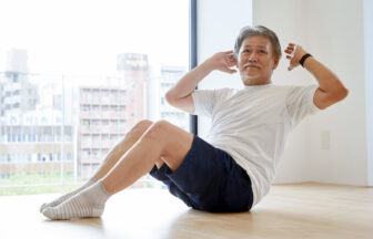 筋力トレーニングをする日本人シニア男性