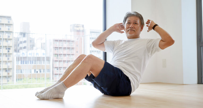 筋力トレーニングをする日本人シニア男性