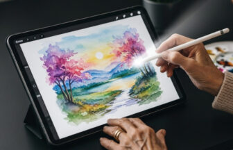 デジタルで水彩画を描くシニア男性