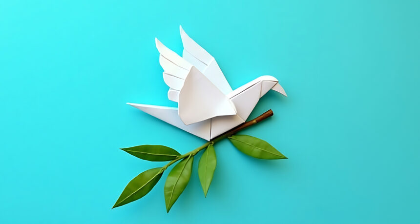 青い背景に折り紙で作られた鳥