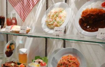 レトロな食堂の食品サンプル