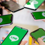 スマートフォンでLINEの画面を見せ合うシーン