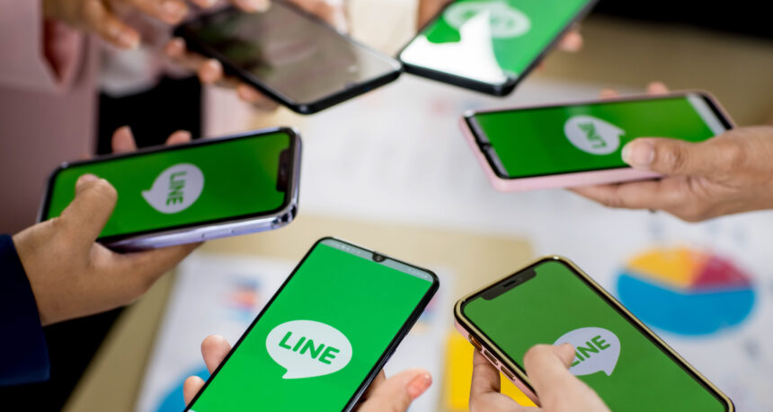 スマートフォンでLINEの画面を見せ合うシーン