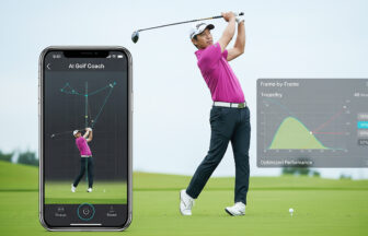 ゴルフのスイングをスマートフォンで撮影してAIで分析する様子