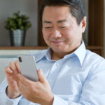 スマートフォンを楽しむミドル日本人男性