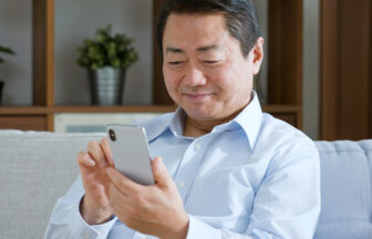 スマートフォンを楽しむミドル日本人男性