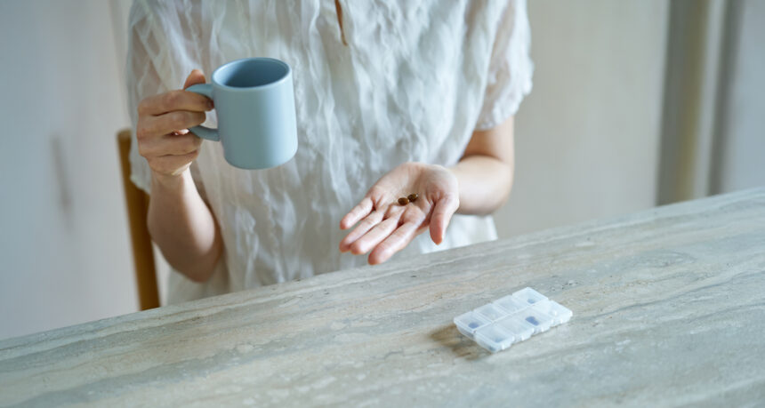 薬を飲む日本人女性