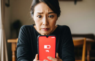 スマ-トフォンのバッテリーがなくなり困っている女性