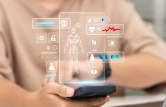 スマートフォンを使って健康管理をするデジタルイメージ