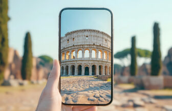 スマートフォンでバーチャルでデジタル歴史ツアーを楽しむイメージ