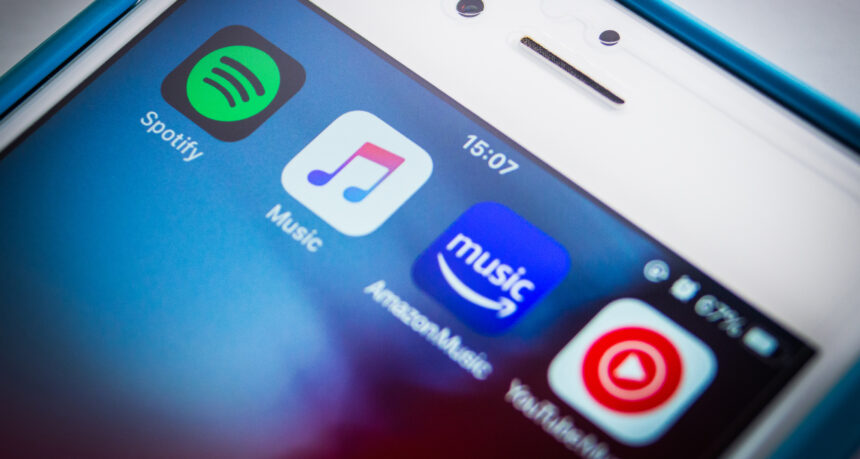スマートフォン画面に並ぶ音楽アプリのアイコン
