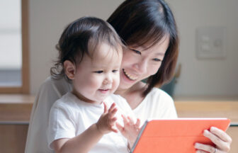 小さい子どもと母親がタブレットでコンテンツを楽しんでいる様子